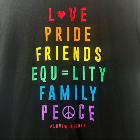 Unisex Old Navy M Black Equality Love Wins June Pride Month Graphic T-Shirt Top - Picture 2 of 6
